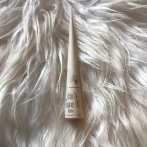 White liquid liner